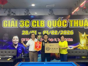 Bà Phùng Kiện Tường (bìa phải) đại diện bảng điểm SAKA tặng cho nhà vô địch Giải Billiards carom 3 băng Quốc Thuận mở rộng 2026